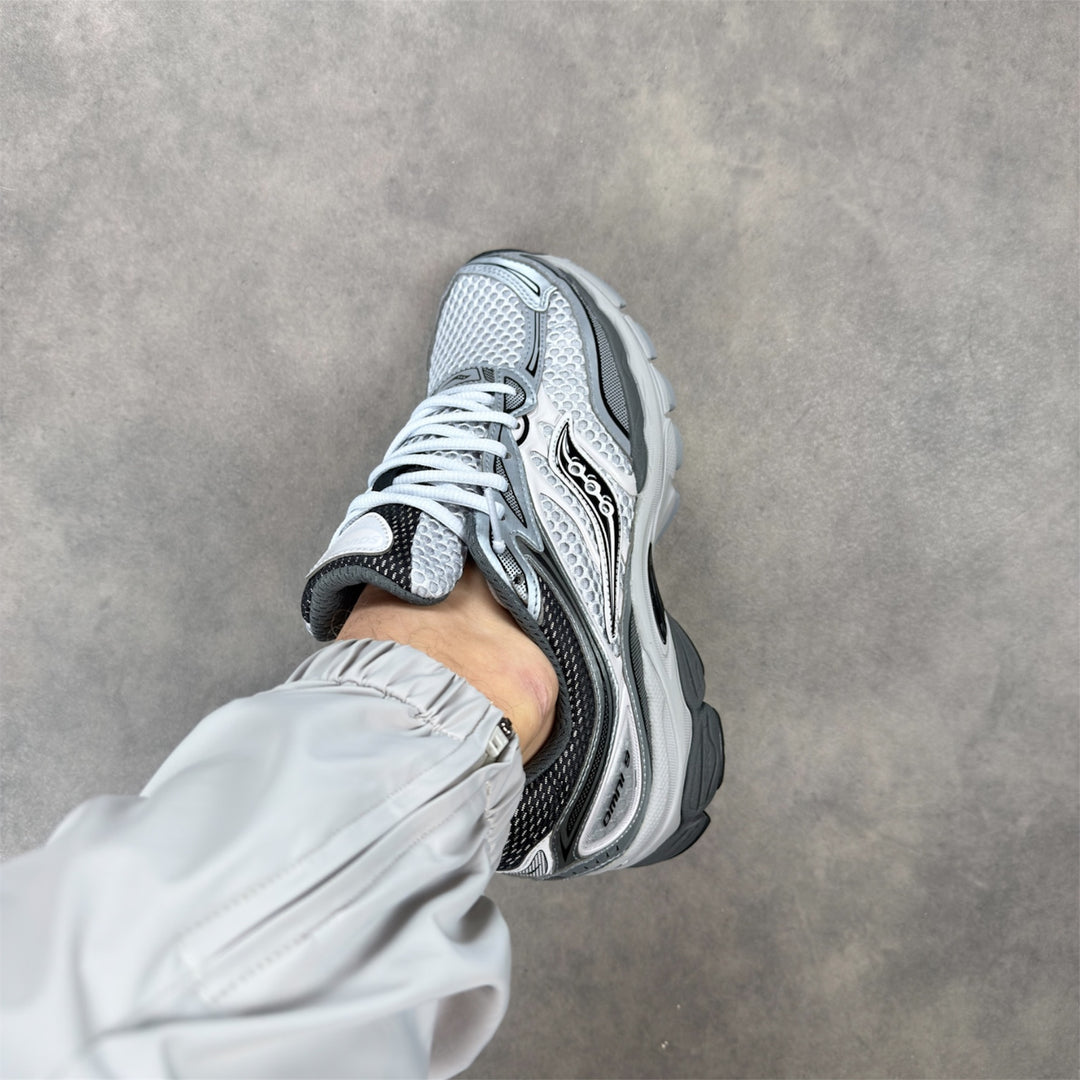 Saucony ProGrid Omni 9 Microchip